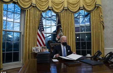 Người Mỹ nghĩ gì về những quyết sách của ông Biden trong ngày đầu nhiệm kỳ?